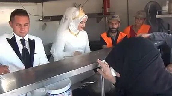 Una pareja turca dona el banquete de su boda a 4.000 refugiados sirios