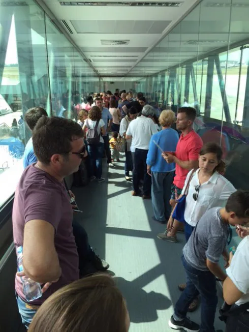 Los viajeros esperando en la pasarela de acceso al avión. :: lp