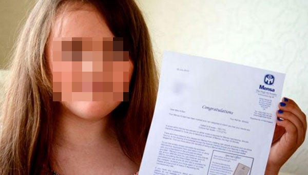 Nicole Barr, de 12 años, posa con el resultado del test de inteligencia.