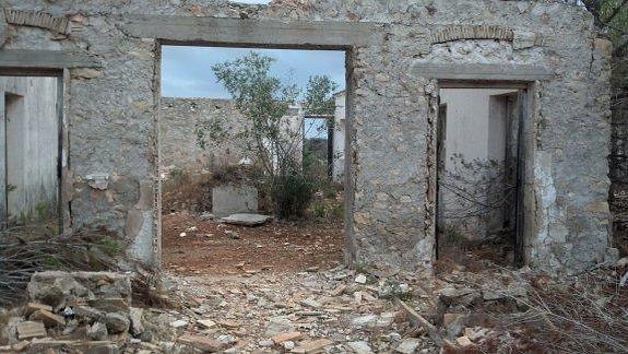 El antiguo cuartel de carabineros de Les Planes de Xàbia está en ruinas, sin techo y lleno de escombros y arbustos. 