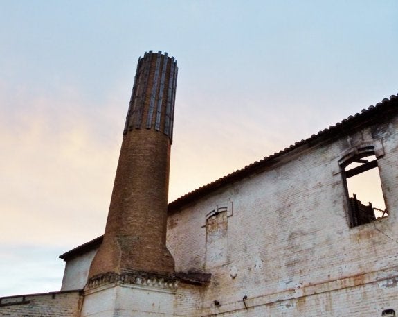 Estado que presenta la antigua aceitera incendiada. :: lp