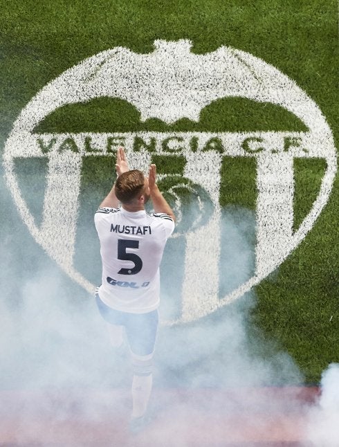 Mustafi salta al césped de Mestalla durante la presentación del Valencia.