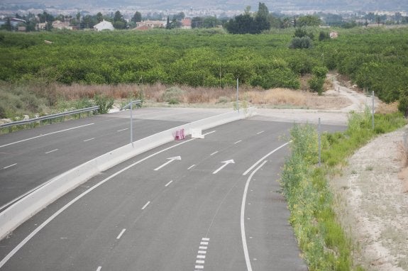 La 'autovía del bancal', inacabada, desemboca en un campo agrícola en Murcia. :: Javier Carrión