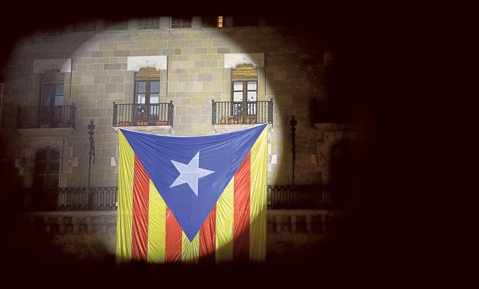 'Estelada', bandera independentista catalana, colgada en un balcón de la localidad de Vic.