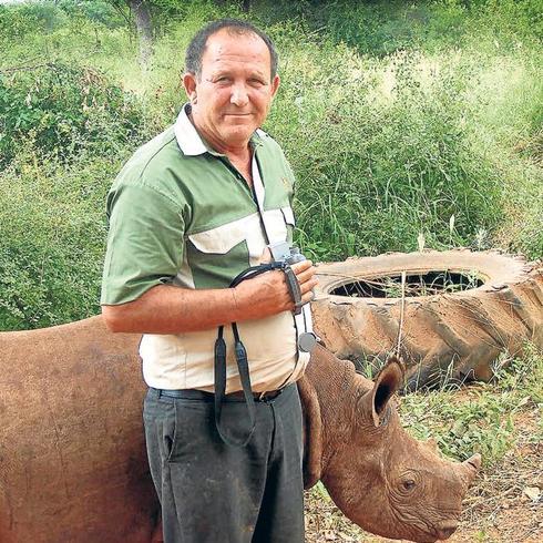 Johnny Rodrigues, junto a uno de los rinocerontes a los que cuida y protege para evitar su caza furtiva en los parques nacionales de Zimbabue, donde mataron a ‘Cecil’.