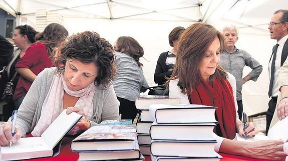 Silvia Soler y María Dueñas firman ejemplares de sus libros.