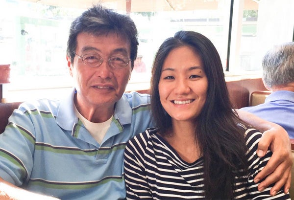 Diana Kim  junto a su padre, que ya goza de mejor estado físico y mental.