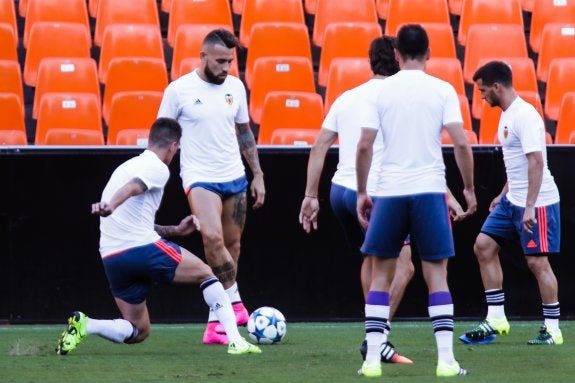 Otamendi se entrena a la espera de su salida