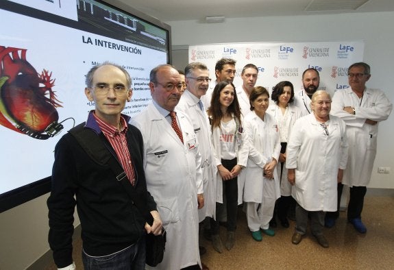 El primer paciente que recibió un corazón mecánico junto al equipo médico de La Fe. :: Jesús signes