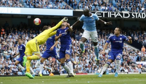 Mangala remata el balón ayer contra el Chelsea. :: reuters