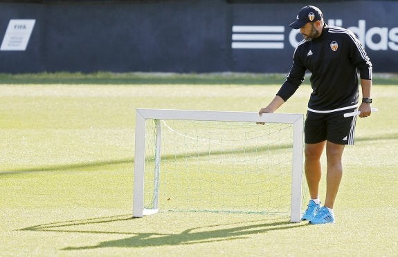 Nuno coloca una portería ayer en Paterna. 