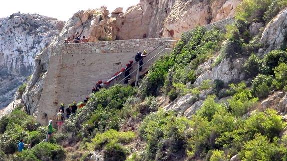 El quipo de bomberos durante el rescate.