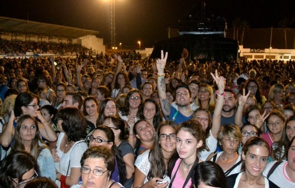 Más de 6.000 personas asistieron al concierto de Alborán en El Clariano. :: lp