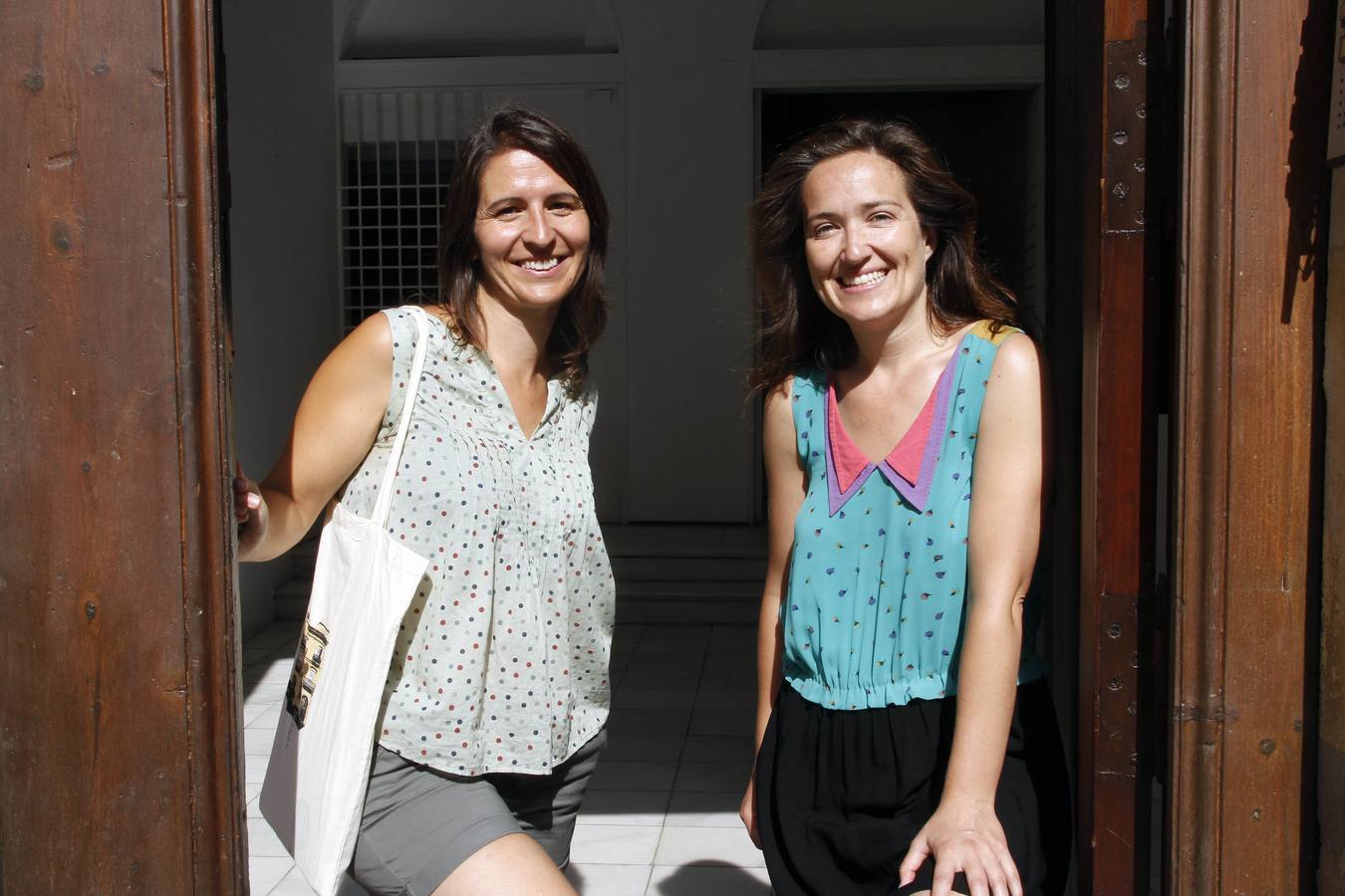 Eva Sanjuán y Ana Beltrán, en las puertas del edificio de la plaza Correo Viejo.