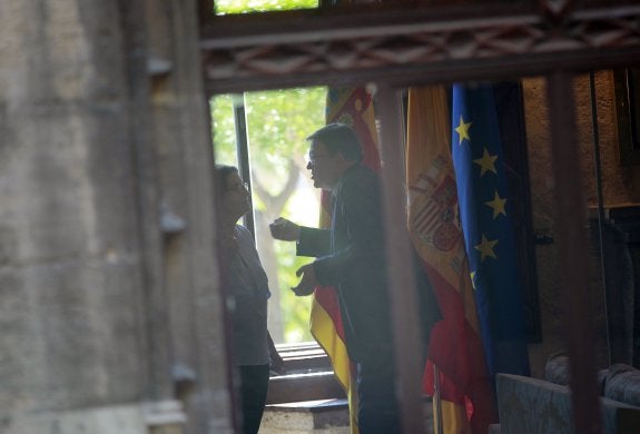 Mònica Oltra escucha a Ximo Puig en un salón del Palau de la Generalitat. :: txema rodríguez