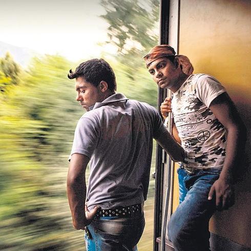 Dos jóvenes que abandonan su tierra natal abordo de un tren.