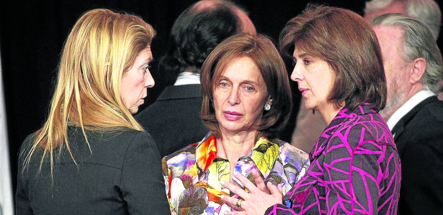 Beatriz Rojkés, en el centro, charla con la ministra argentina de Industria, Debora Giorgi (d), y la canciller colombiana, María Angela Holguin (d).