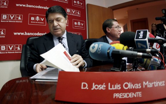 El expresidente de Banco de Valencia José Luis Olivas y el exconsejero delegado Domingo Parra. :: EFE/JUAN CARLOS CÁRDENAS
