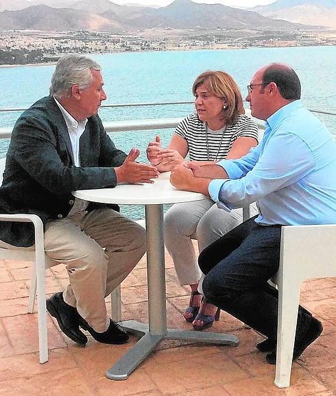 Javier Arenas, Isabel Bonig y el presidente de Murcia, ayer. :: lp