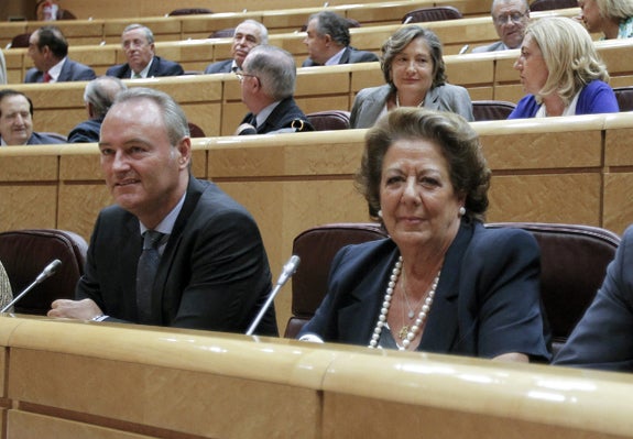 Alberto Fabra y Rita Barerá durante la reunión de los senadores populares previa al pleno que se celebra hoy en el Senado.