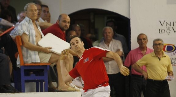 Un momento de la última partida disputada en el trinquet de Pelayo hasta el momento. :: juanjo monzó