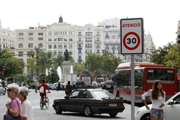La señal de la limitación de velocidad ubicada en la plaza del Ayuntamiento, ayer. :: irene marsilla