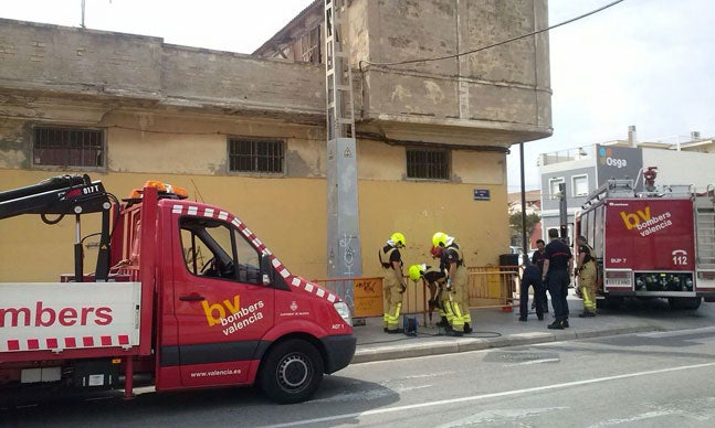 Los bomberos actúan en la fachada del edificio de la calle Pintor Ferrandis.