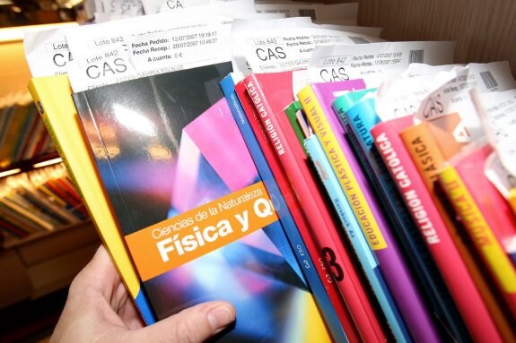 Libros de texto correspondientes a 3º de la ESO. El nuevo plan del Consell sólo cubre las etapas obligatorias. :: JUAN MARIN