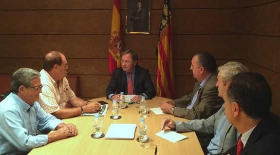 Juan Carlos Moragues, en el centro, con representantes de los regantes de la Comunitat, ayer. :: lp