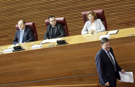 El presidente de la Generalitat, Ximo Puig, abandona la tribuna de Les Corts. :: txema rodríguez