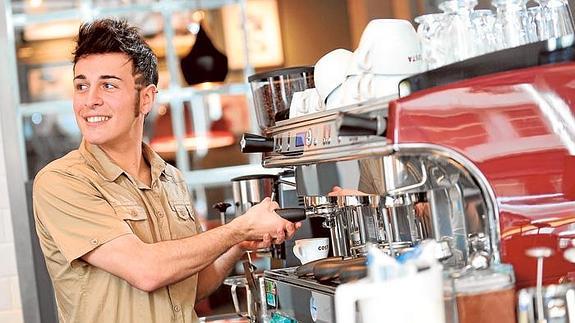 Un trabajador de la cadena de cafeterías Costa Coffee en uno de los locales de la firma en el Reino Unido.