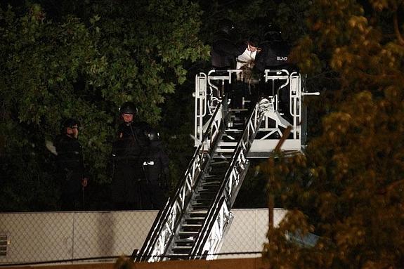 Los autores del motín en el CIE patearon al policía para arrebatarle las llaves y la porra