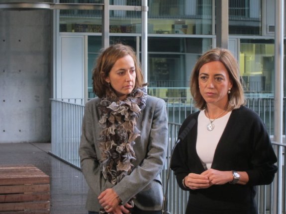 Mónica Almiñana junto a Carme Chacón durante una rueda de prensa en Barcelona. :: ep