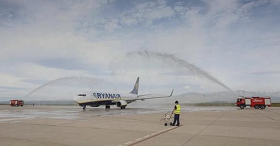 El avión de Ryanair, nada más aterrizar en Castellón.