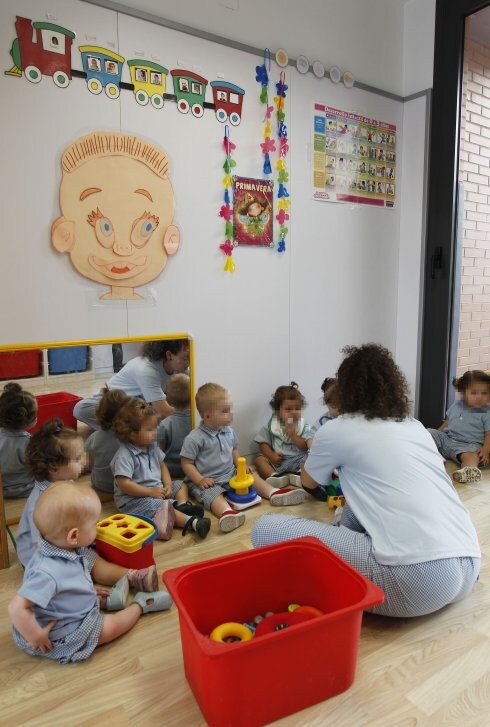 Una educadora juega con los alumnos en una guardería. :: jesús signes