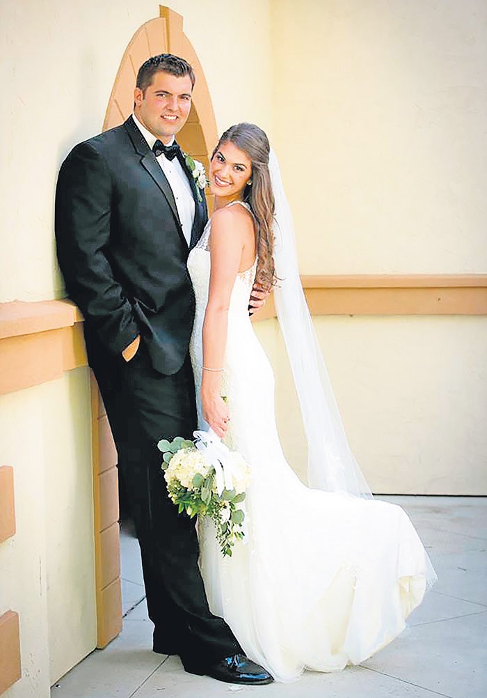 Con su esposa, Maddy, en una foto de boda.