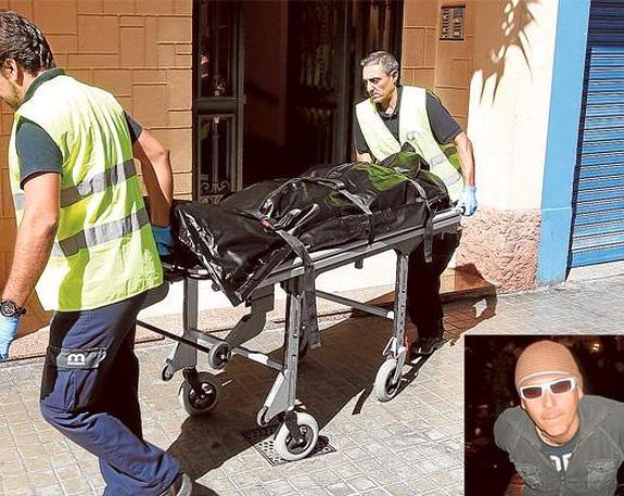 Dos empleados del retén fúnebre trasladan el cadáver de la víctima al furgón. En la foto pequeña, el presunto asesino. :: JESÚS SIGNES