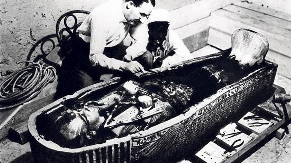 Howard Carter, examinando el sarcófago de Tutankamón en 1922. Casi un siglo después, Reeves cree haber hallado la cámara mortuoria de Nefertiti.