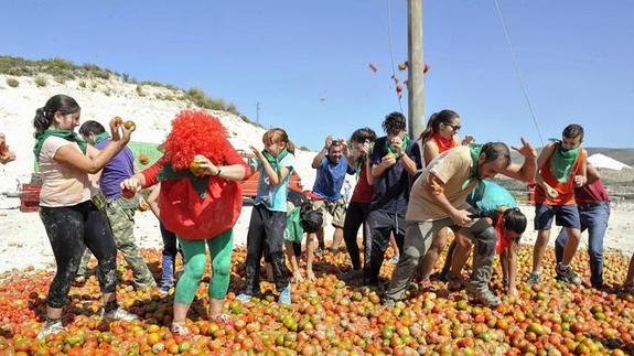 Un grupo de personas se lanza tomates en la primera edición de la Gazpachina, en Arenas del Rey. 