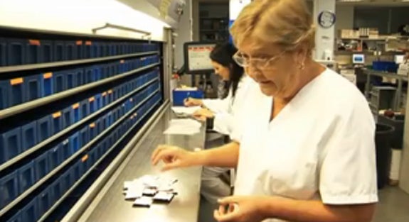 Así se trabaja en la farmacia del Hospital Arnau de Vilanova