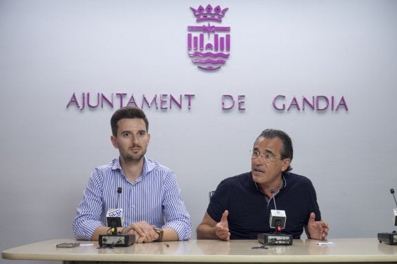 Los dirigentes populares de Gandia, Víctor Soler y Arturo Torró, durante una rueda de prensa. :: ÀLEX OLTRA