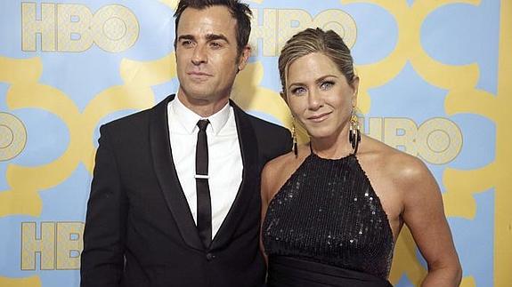 La actriz Jennifer Aniston y su marido, el también actor Justin Theroux, durante la fiesta de la HBO.