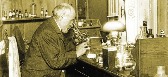 El premio Nobel Santiago Ramón y Cajal, en su laboratorio.:: efe