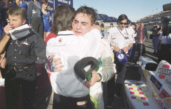 Adrian Campos abraza a Fernando Alonso en noviembre de 1999 en el Circuit Ricardo Tormo.:: circuitvalencia