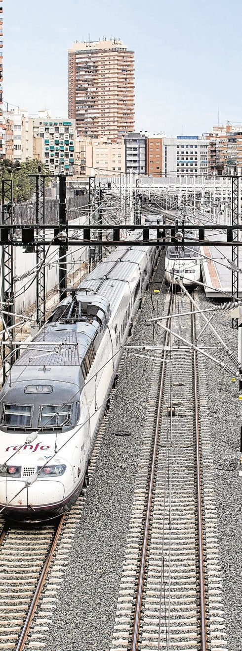 Dos trenes AVE en la estación de Alicante. :: álex domínguez