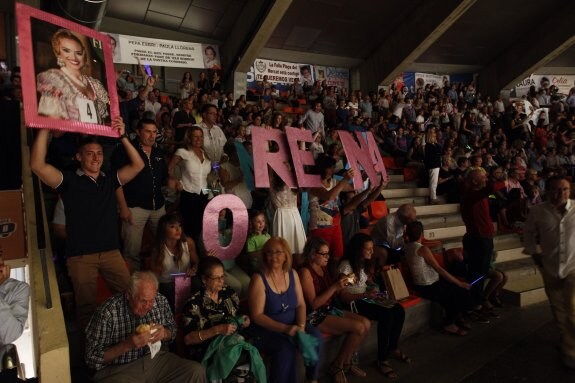 Público animando a sus candidatas en las gradas. 