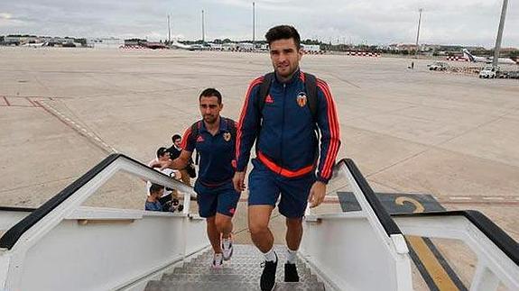 Barragán y Alcácer subiendo al avión.