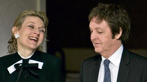 Fiona junto a Paul McCartney, al que defendió en su divorcio con Heather Mills, quien le tiró una jarra de agua.