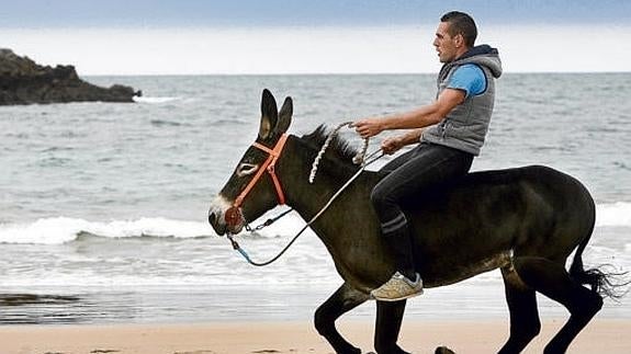 Aníbal Linares, el 'Patillas' entrena a Casildo en la playa de Niembro, en Llanes.