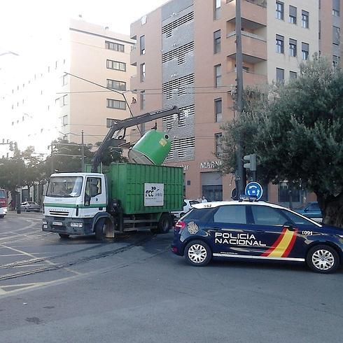 Momento en el que el camión se engancha en la catenaria. 
